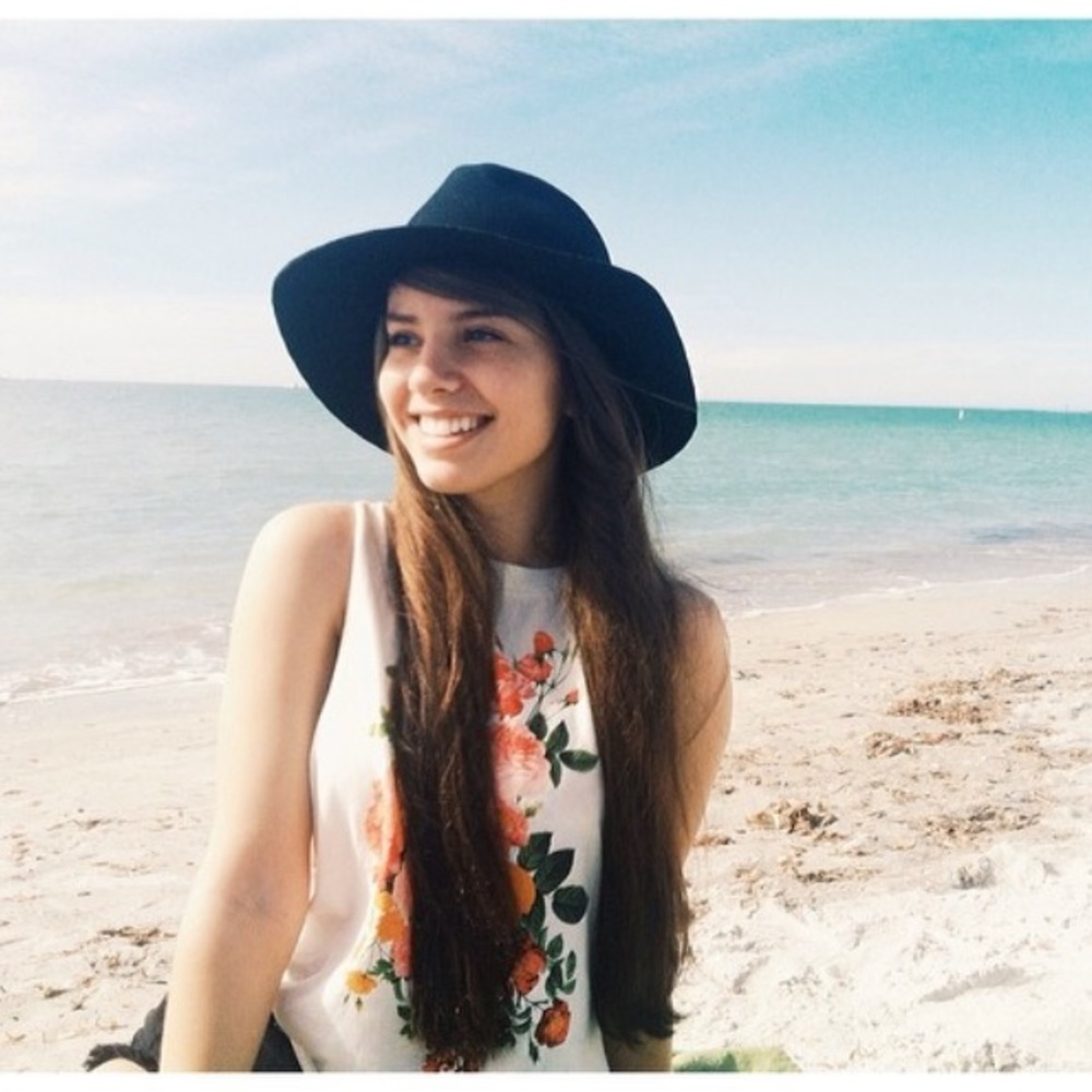 Wide brim hat